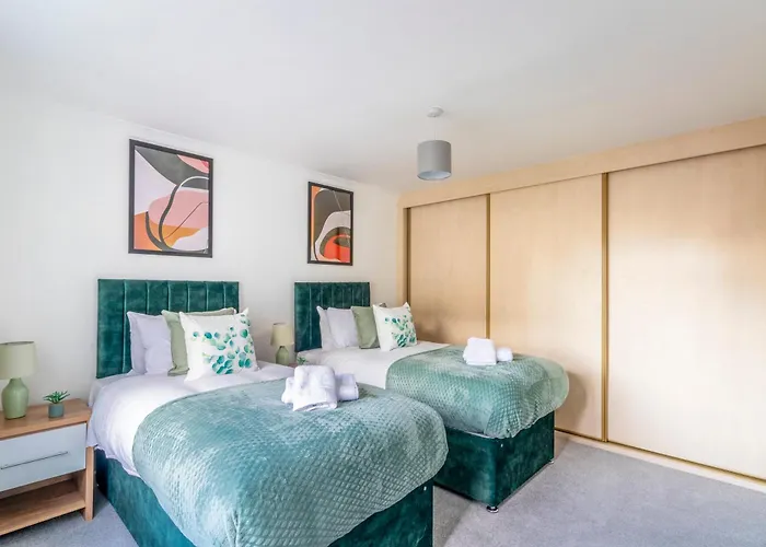 Large Sea View 2 Bedroom Sleeps 6 - Free Parking